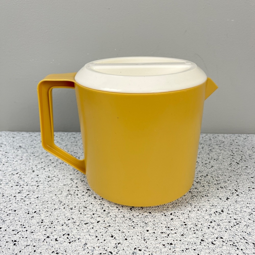 Vintage Rubbermaid Pitcher 1.5 Quart‎ Yellow Gold Plastic with Lid Retro Kitchen